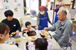 「明るい農村」最後の営業日に食事を取る来店客と交流する女性スタッフら＝日置市吹上