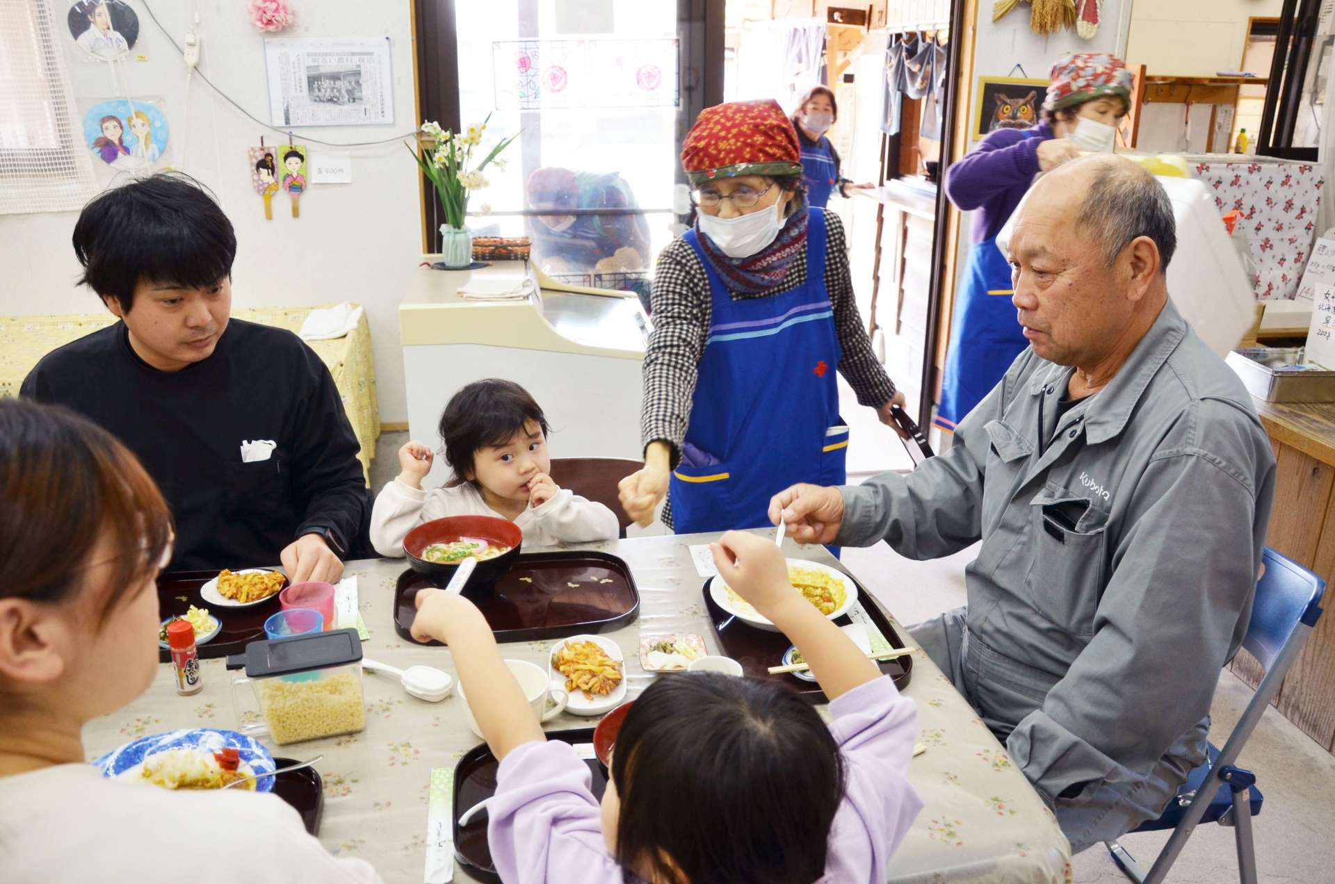「明るい農村」最後の営業日に食事を取る来店客と交流する女性スタッフら＝日置市吹上