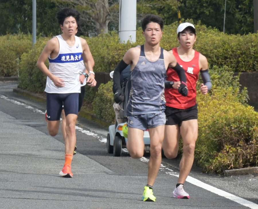 選考会のタイムトライアルに挑む川辺チームの選手たち＝２日、南九州市知覧