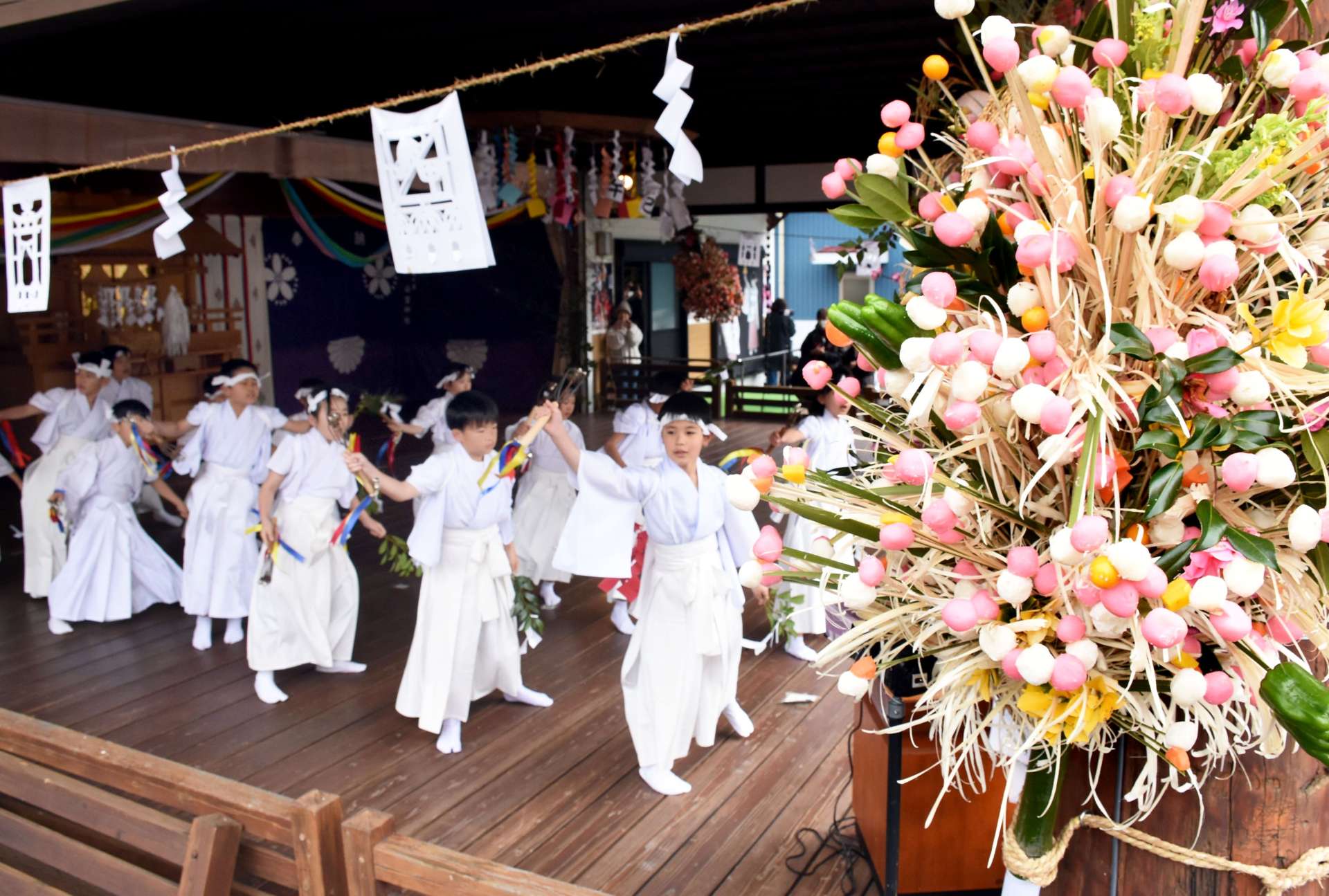 ダゴ祭りで舞を奉納する田之浦小児童＝２日午後、志布志市の田之浦ふるさと交流館