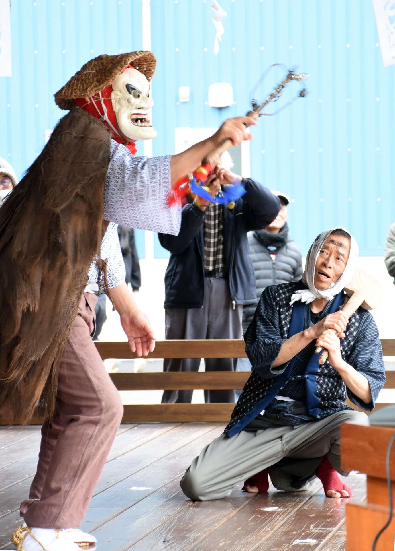 ダゴ祭りで舞を奉納する保存会＝２日、志布志市の田之浦ふるさと交流館