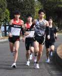最終選考で力走する４選手＝２日、中種子町中央運動公園
