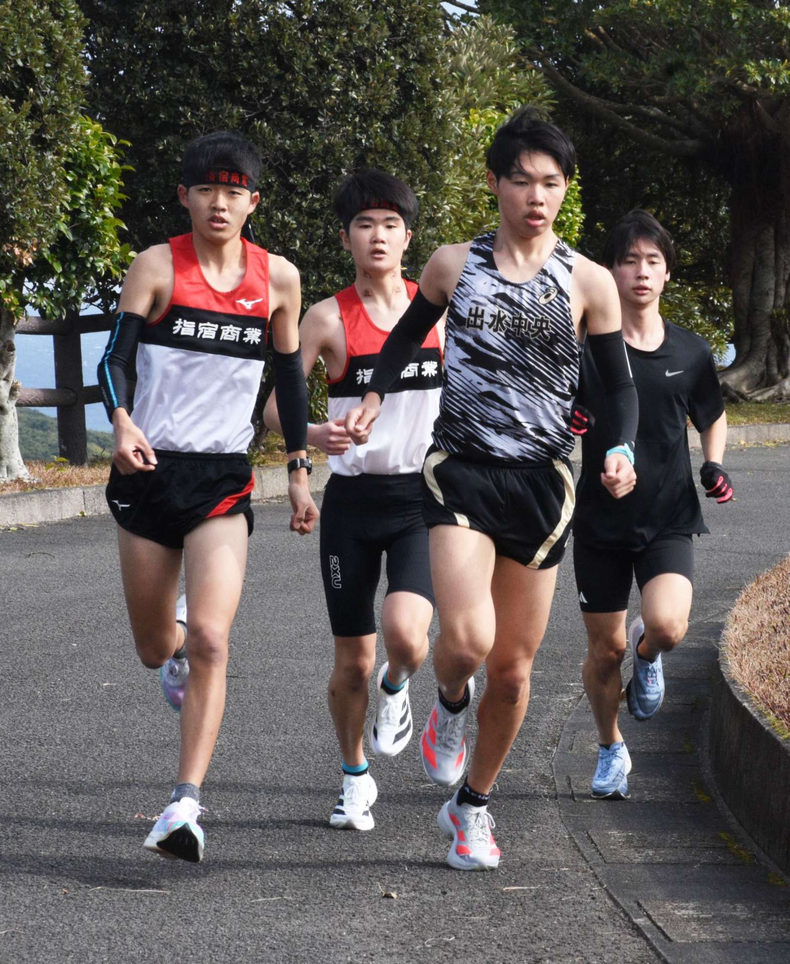 最終選考で力走する４選手＝２日、中種子町中央運動公園