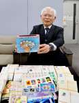 書き損じはがきなどの寄付を呼びかける鹿児島ユネスコ協会の吉田浩己会長＝鹿児島県庁