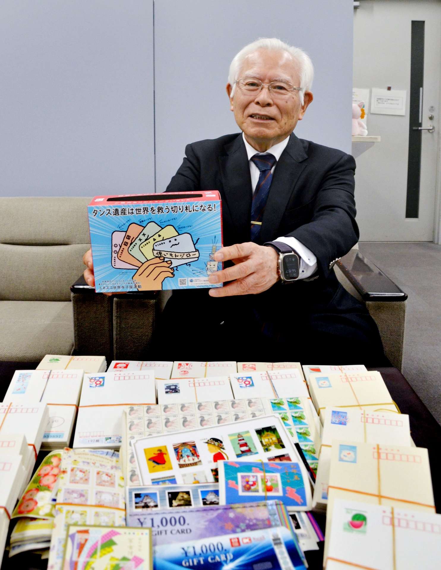 書き損じはがきなどの寄付を呼びかける鹿児島ユネスコ協会の吉田浩己会長＝鹿児島県庁