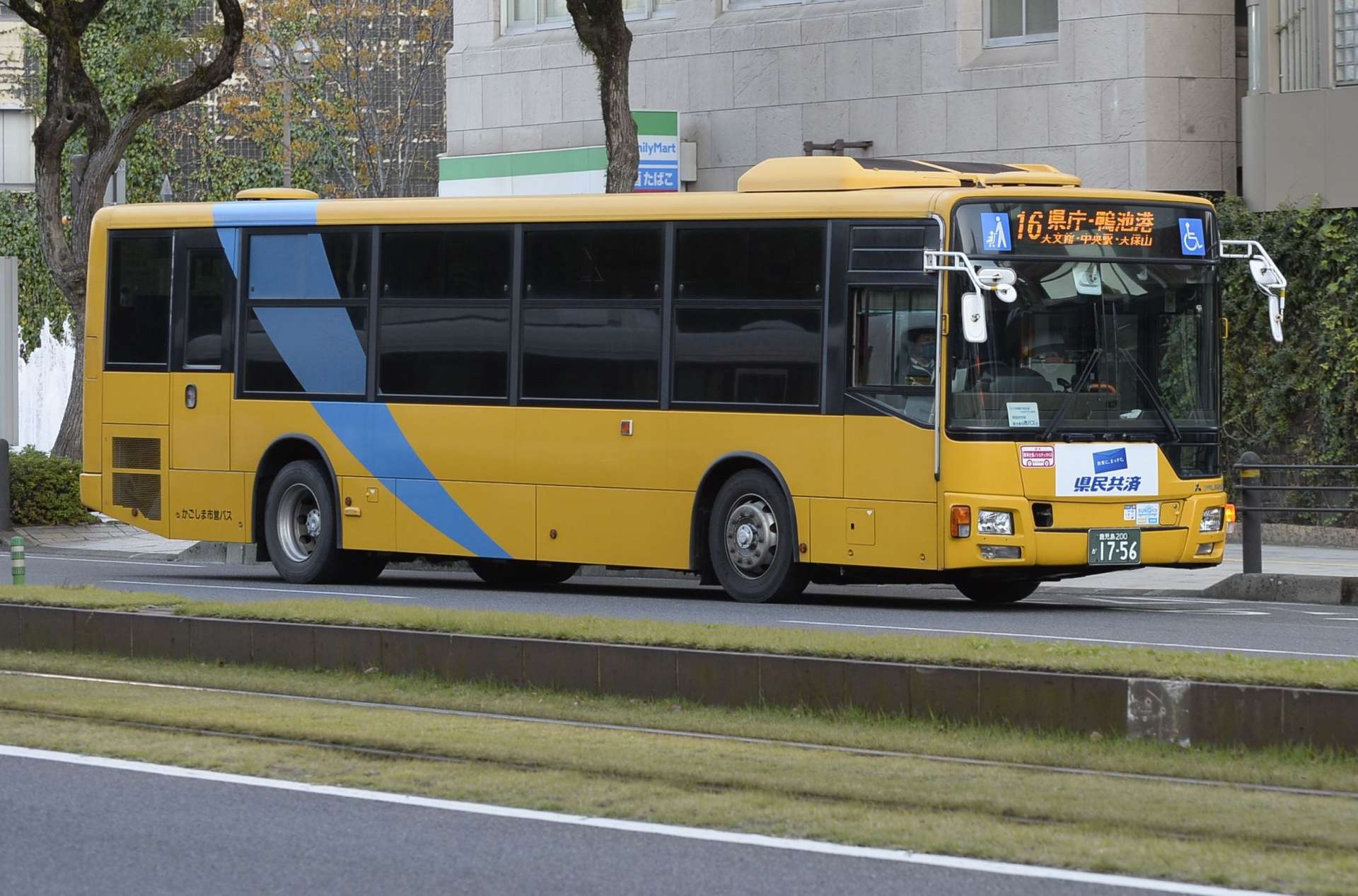 市街地を走る鹿児島市営バス＝同市山下町