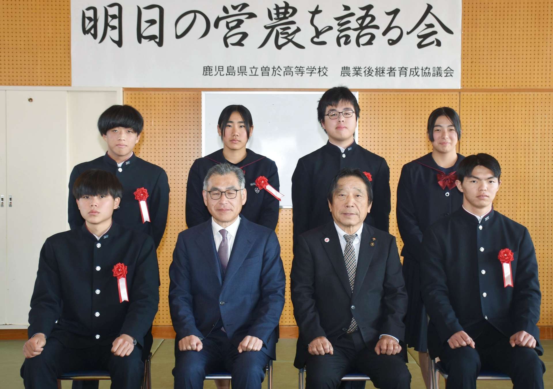 農業分野に就職や進学が決まった生徒ら＝曽於高校