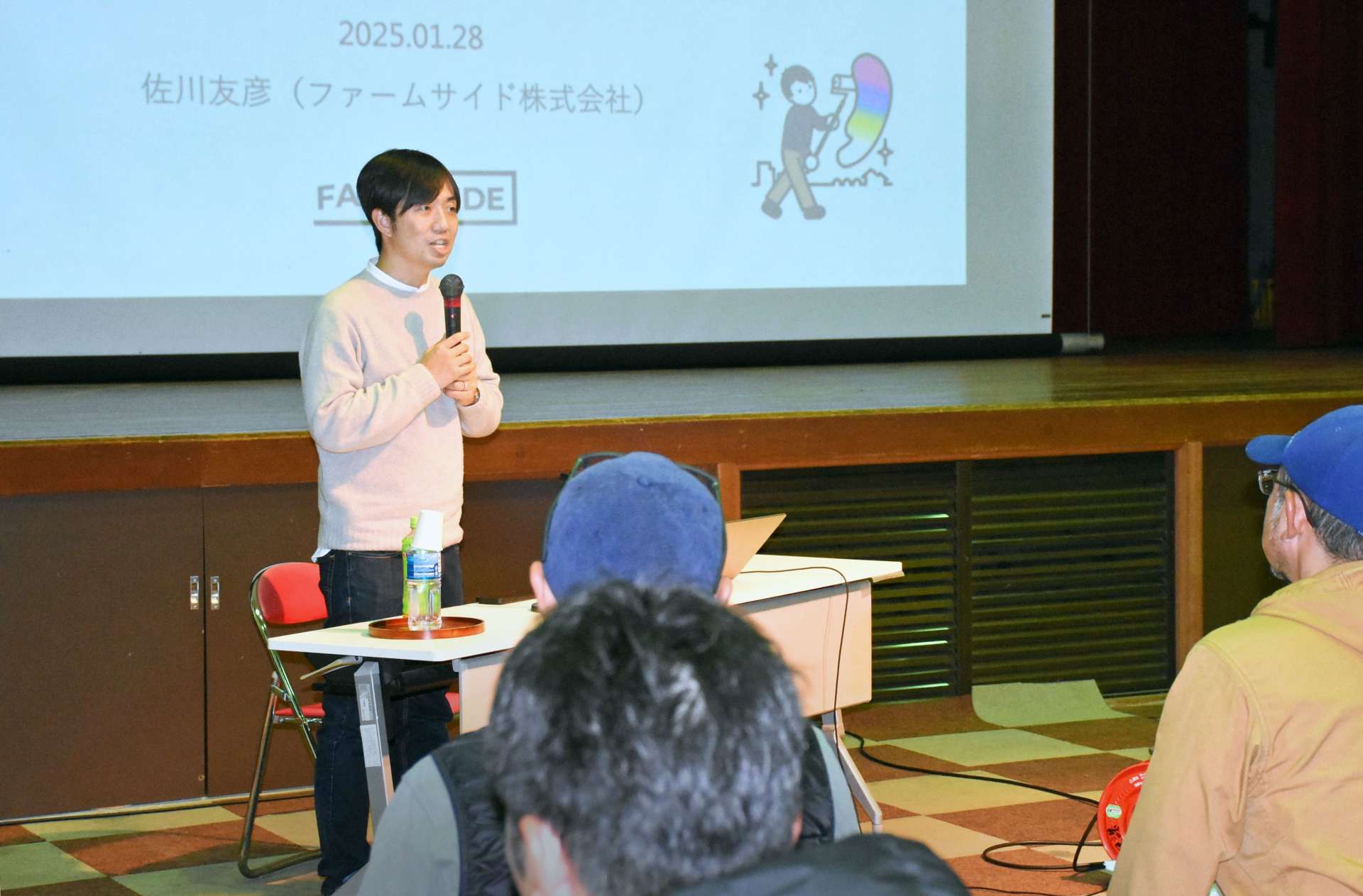 農業の経営改善について講演する佐川友彦さん＝志布志市の有明地区公民館