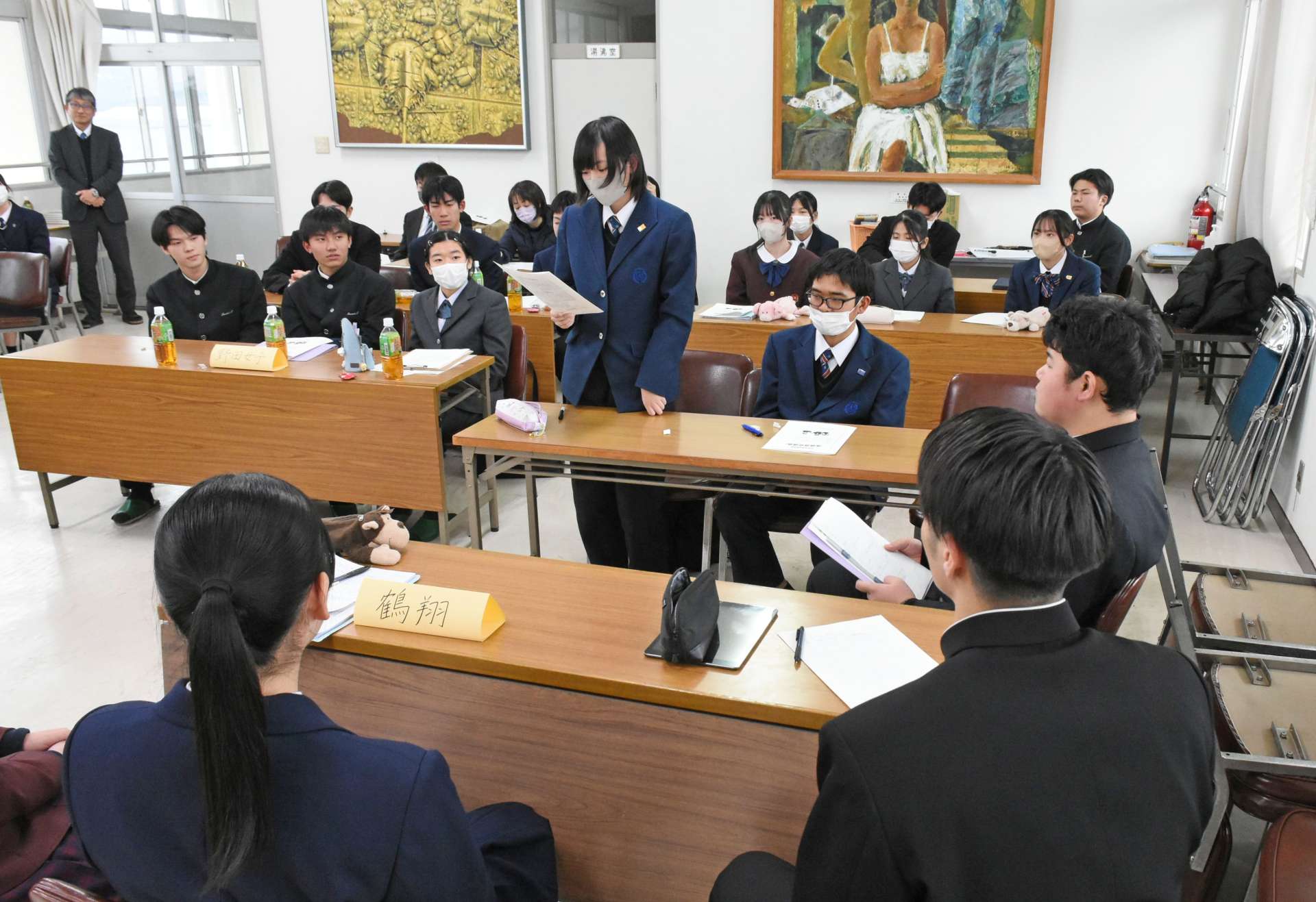 交流会でアイデアを発表する生徒＝出水市の出水高校