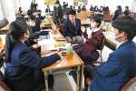 交流会で意見を出し合う各高校の生徒会役員＝出水市の出水高校