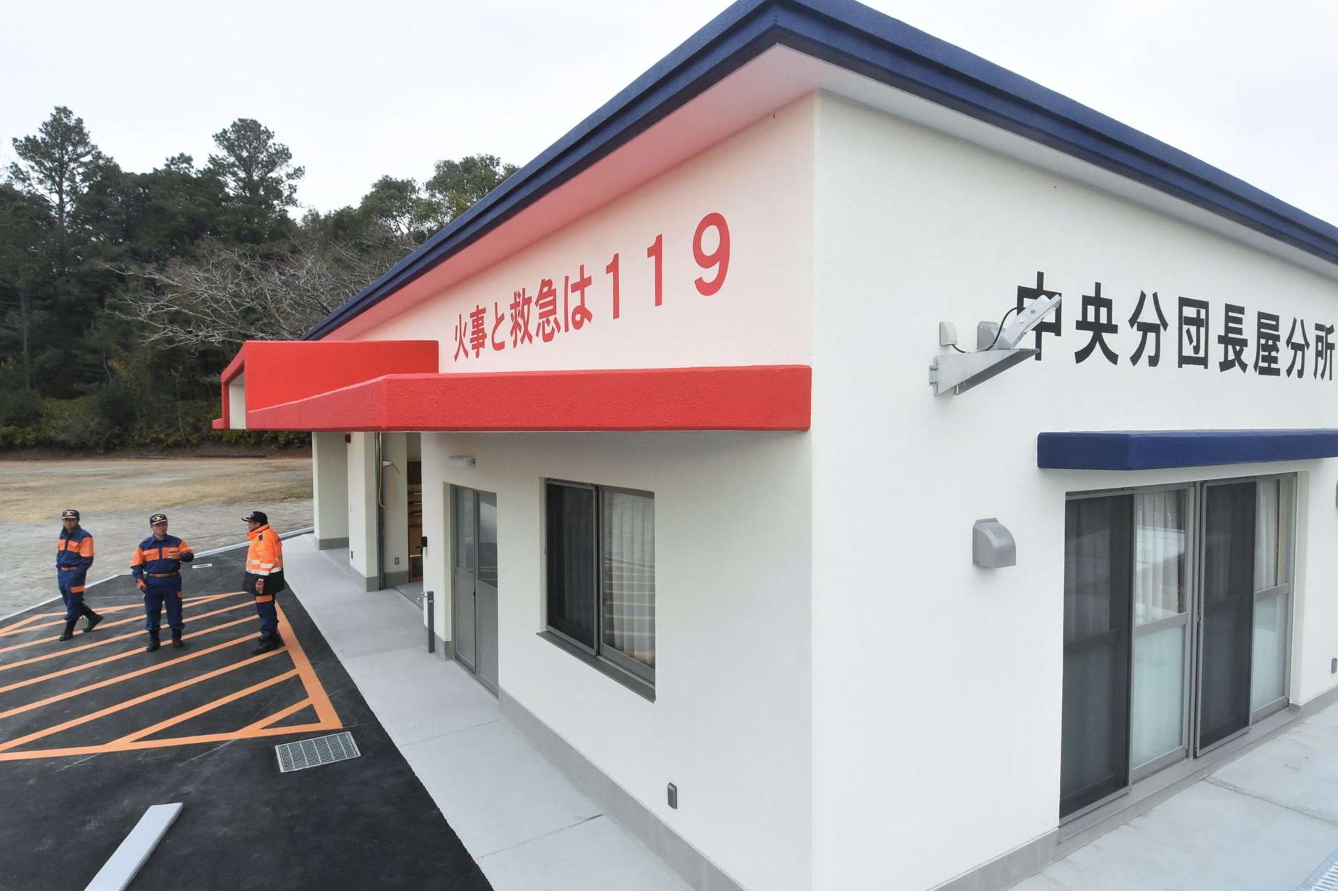 公園内に新築された南さつま市消防団・長屋分所の詰め所と車庫＝南さつま市加世田武田