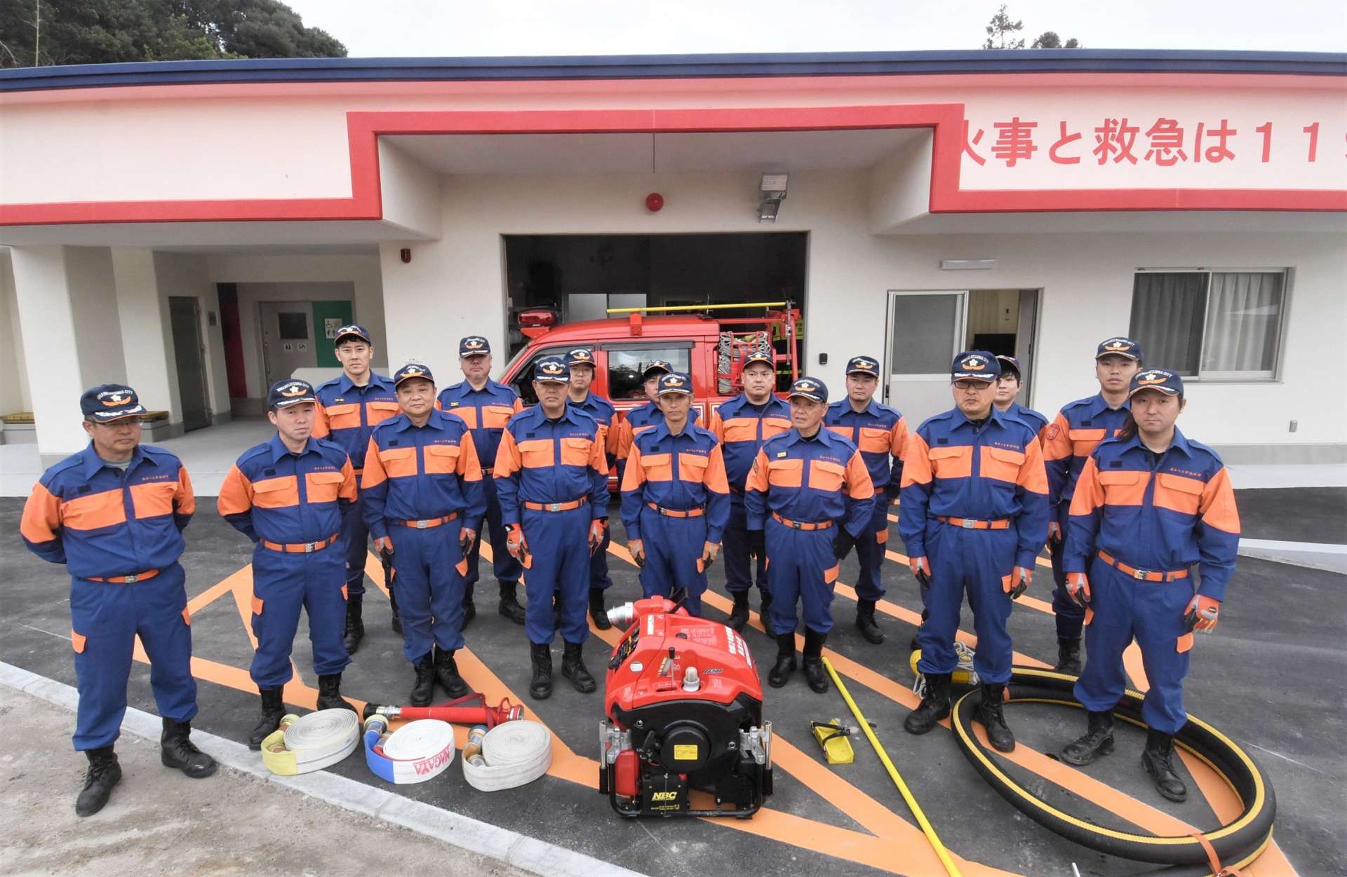 南さつま市消防団・長屋分所の詰め所と車庫。左奥がトイレ＝同市加世田武田