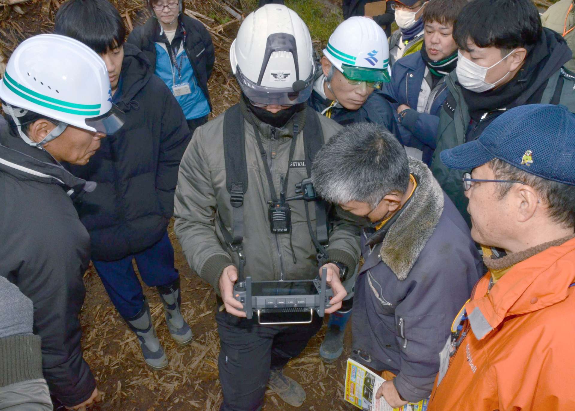 ドローン操縦を学ぶ参加者＝３日、薩摩川内市