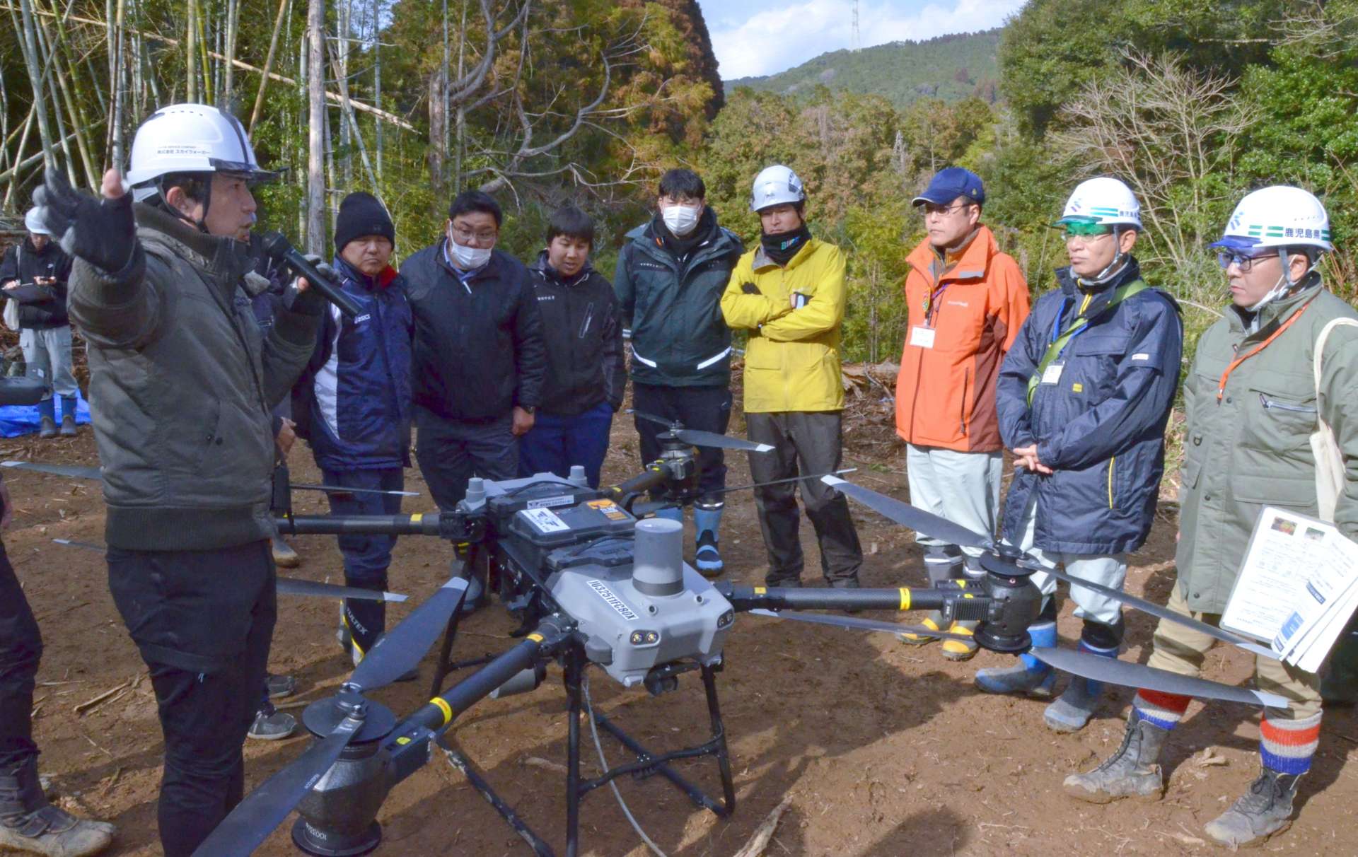 ドローンの構造を学ぶ参加者＝３日、薩摩川内市