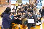 じゃんけんゲームで盛り上がる参加者＝出水市の大川内小学校