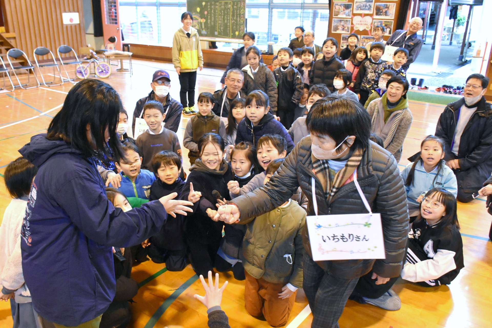 じゃんけんゲームで盛り上がる参加者＝出水市の大川内小学校