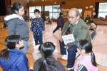 住民にインタビューする児童＝出水市の大川内小学校