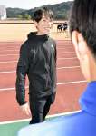 練習後、高校生に話しかける淵之上佑樹さん＝薩摩川内市総合運動公園