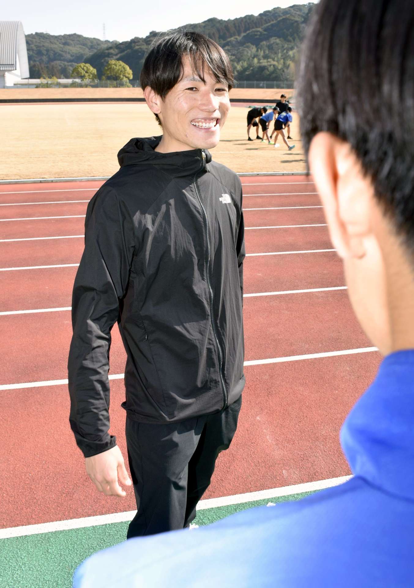 練習後、高校生に話しかける淵之上佑樹さん＝薩摩川内市総合運動公園