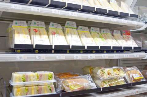 商品ごとに設置されたセンサー＝４日、鹿児島市のよかど鹿児島