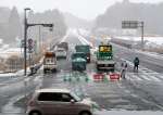 大雪により通行止めとなった南九州西回り自動車道の入り口＝４日午後５時２０分ごろ、薩摩川内市の薩摩川内都ＩＣ付近