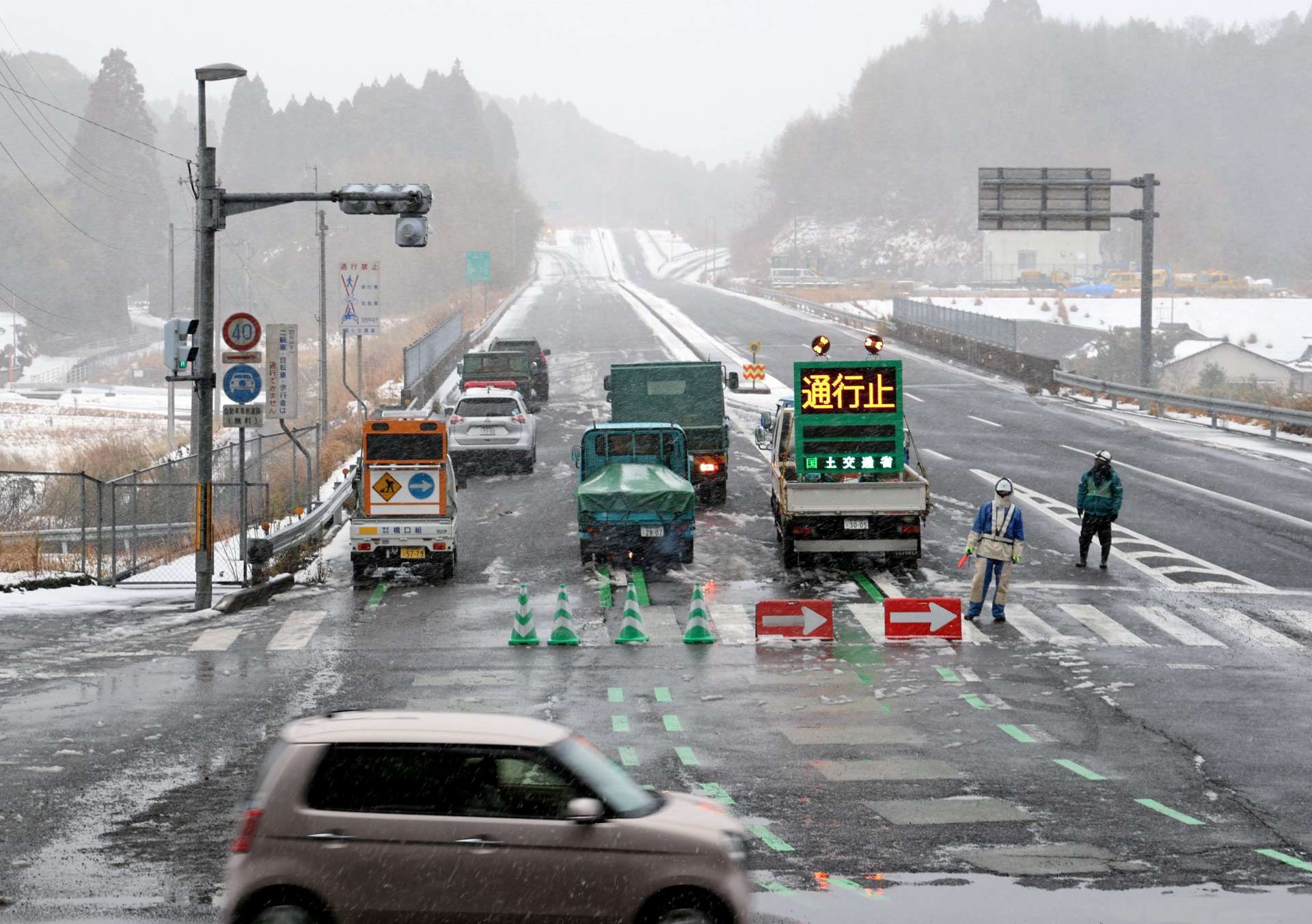 大雪により通行止めとなった南九州西回り自動車道の入り口＝４日午後５時２０分ごろ、薩摩川内市の薩摩川内都ＩＣ付近