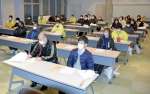 講習会で説明に耳を傾ける自主交通整理員ら＝指宿市のふれあいプラザなのはな館