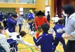 鬼に向かって豆に見立てた紙玉を投げる児童＝鹿児島市吉野１丁目の鹿児島特別支援学校