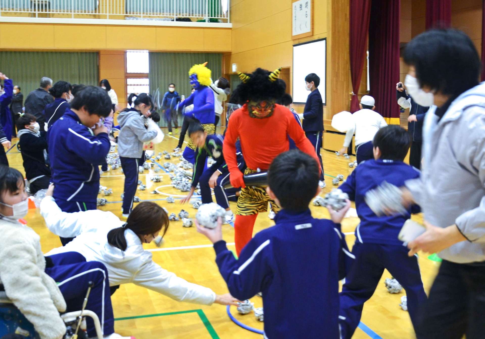 鬼に向かって豆に見立てた紙玉を投げる児童＝鹿児島市吉野１丁目の鹿児島特別支援学校