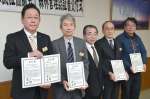 森林認証交付を喜ぶ関係者＝霧島市役所