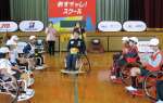 車いすバスケットボールの魅力を学ぶ子どもたち＝錦江町の池田小学校
