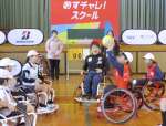車いすバスケットボールを体験する子どもたち＝錦江町の池田小学校