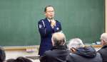 交通誘導について説明するさつま警察署員＝６日、さつま町神子