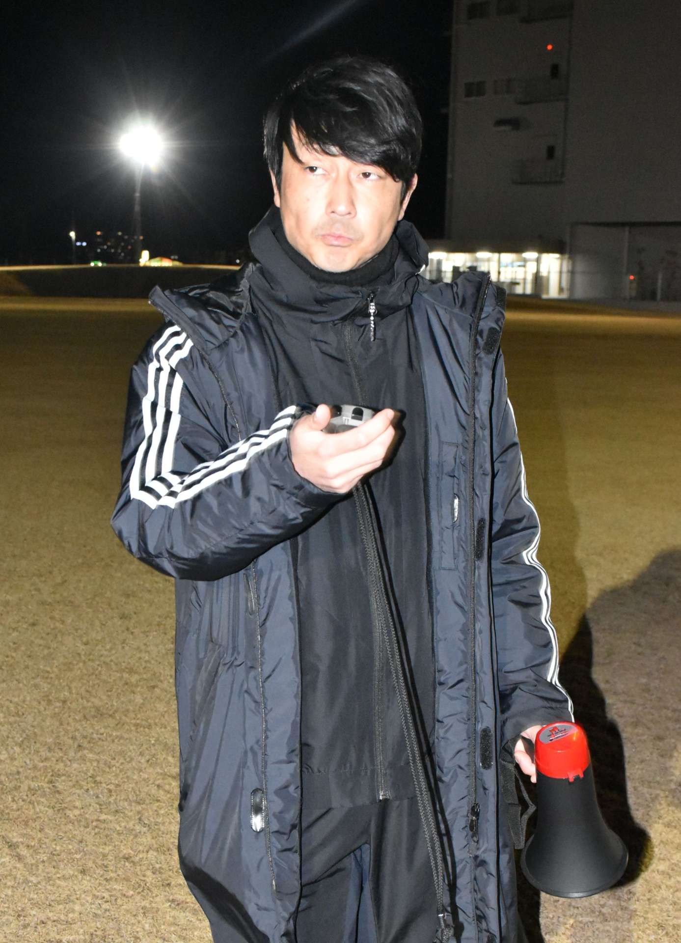 選手の走りを見守る池田和也さん＝霧島市国分