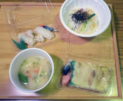 キックオフイベントで提供されたサクラダイのすしや茶漬け＝指宿市の山川町漁協水揚げ場