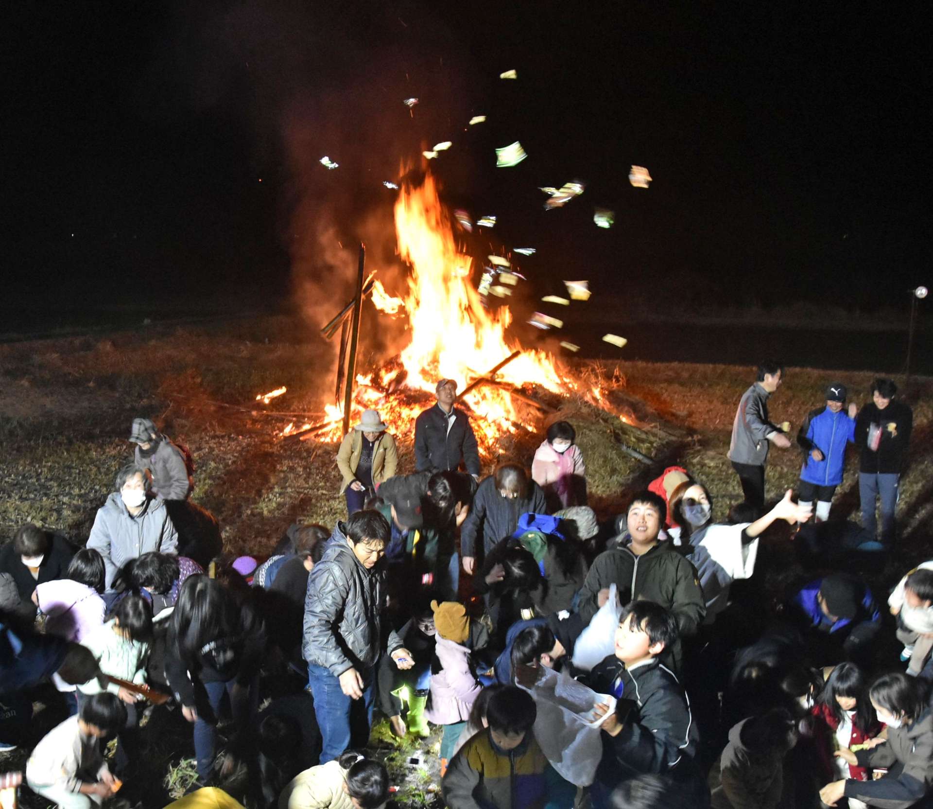 鬼火たきや豆まきを楽しむ鶴園集落の住民ら＝錦江町田代