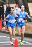 神村学園の３区阿久根（右）がアンカー・瀬戸口にたすきリレー＝吹上浜海浜公園