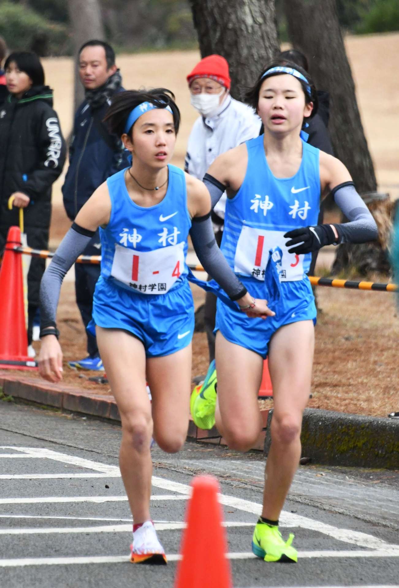 神村学園の３区阿久根（右）がアンカー・瀬戸口にたすきリレー＝吹上浜海浜公園