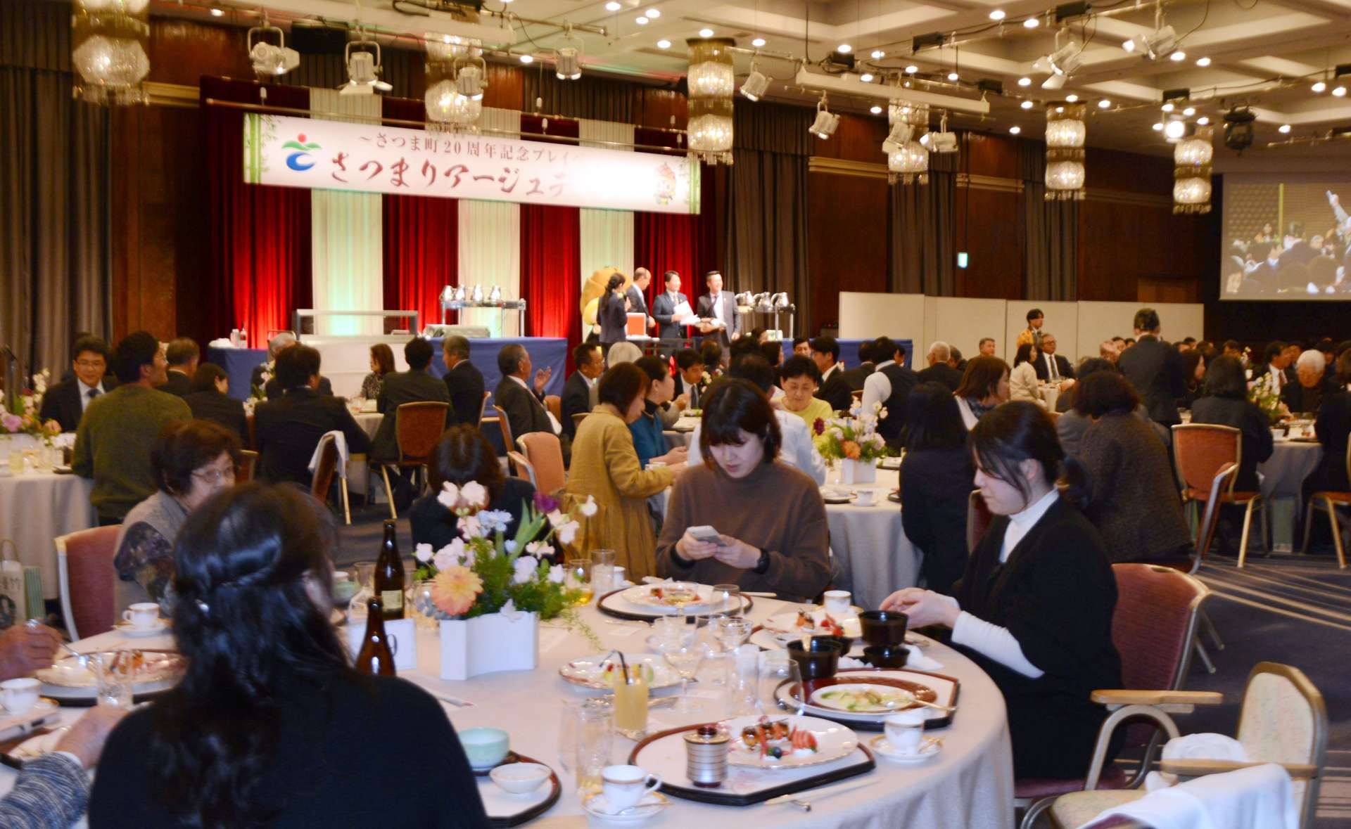 さつま町産食材を生かしたフルコース料理が披露された会場＝鹿児島市の城山ホテル鹿児島