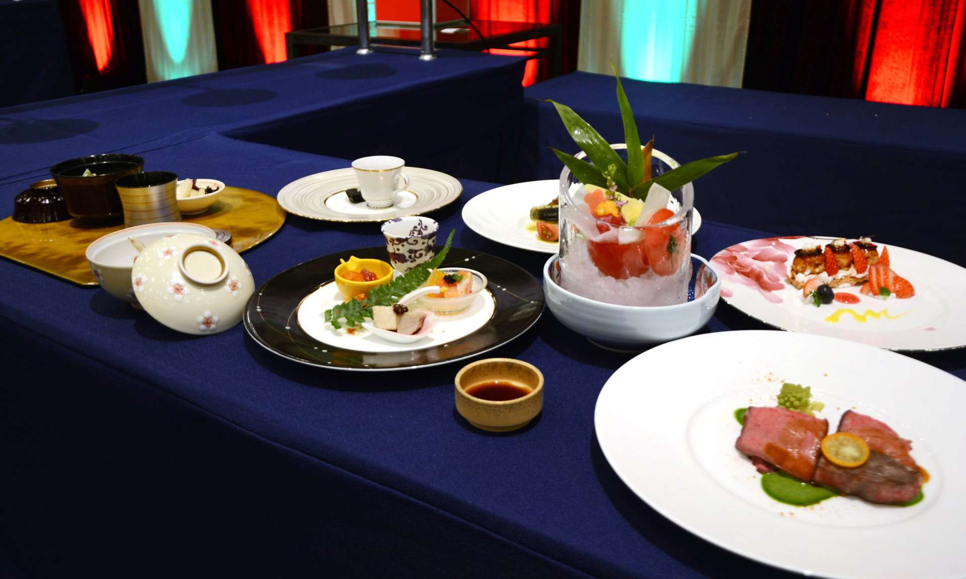 さつま町産の食材を使ったフルコース料理＝鹿児島市の城山ホテル鹿児島