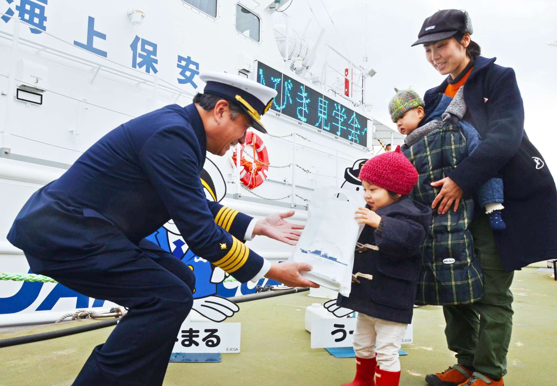 記念品を受け取る参加者＝鹿児島市の鹿児島港本港区