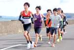 最終選考レースで力走する選手たち＝指宿市西方