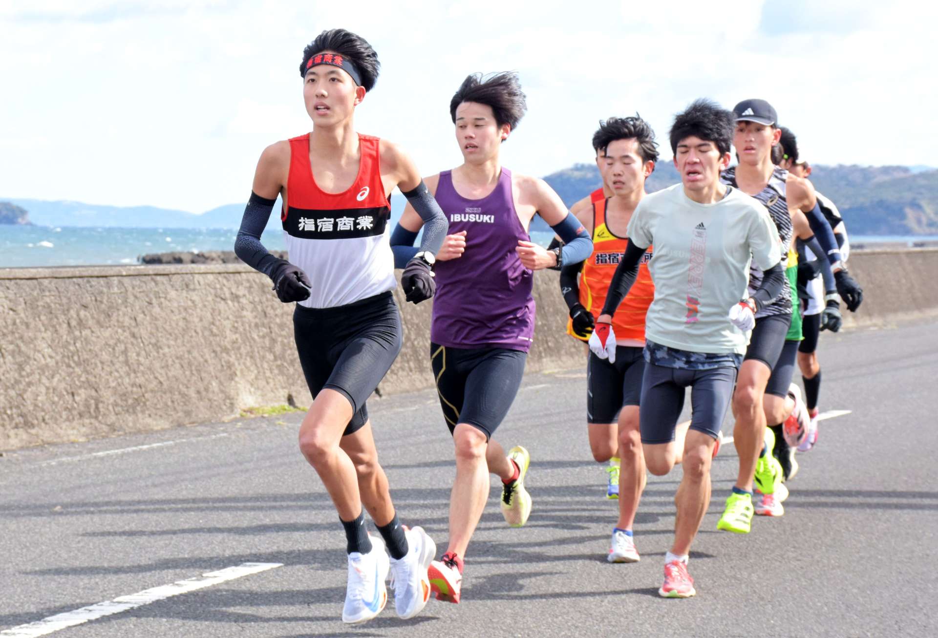 最終選考レースで力走する選手たち＝指宿市西方