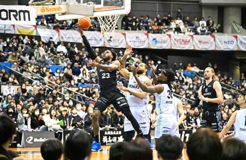 〈関連〉第１クオーター、シュートするレブナイズのゲインズ＝鹿児島市の西原商会アリーナ