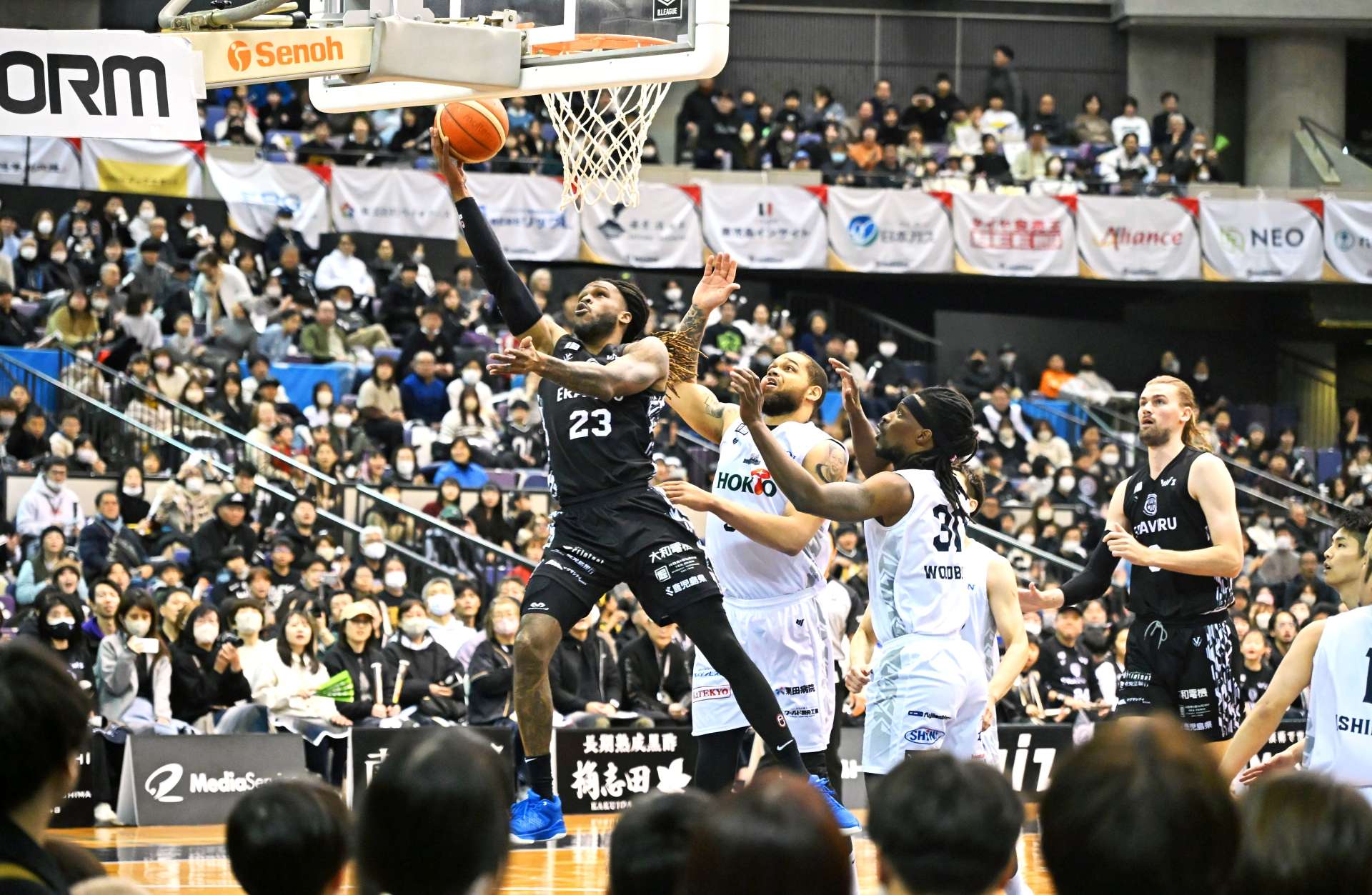 〈関連〉第１クオーター、シュートするレブナイズのゲインズ＝鹿児島市の西原商会アリーナ
