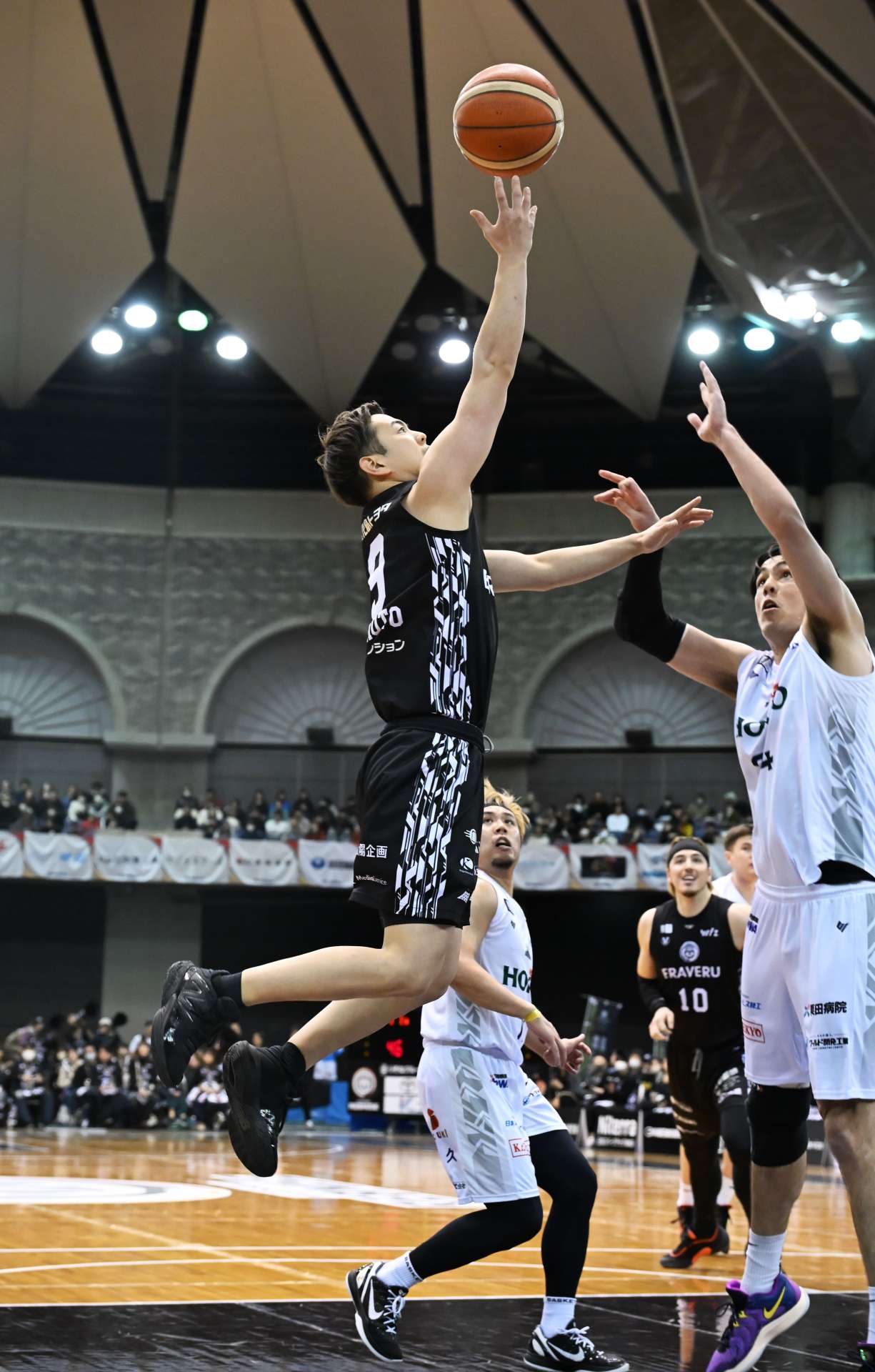 第３クオーター、レブナイズの藤本がシュートを決める＝鹿児島市の西原商会アリーナ