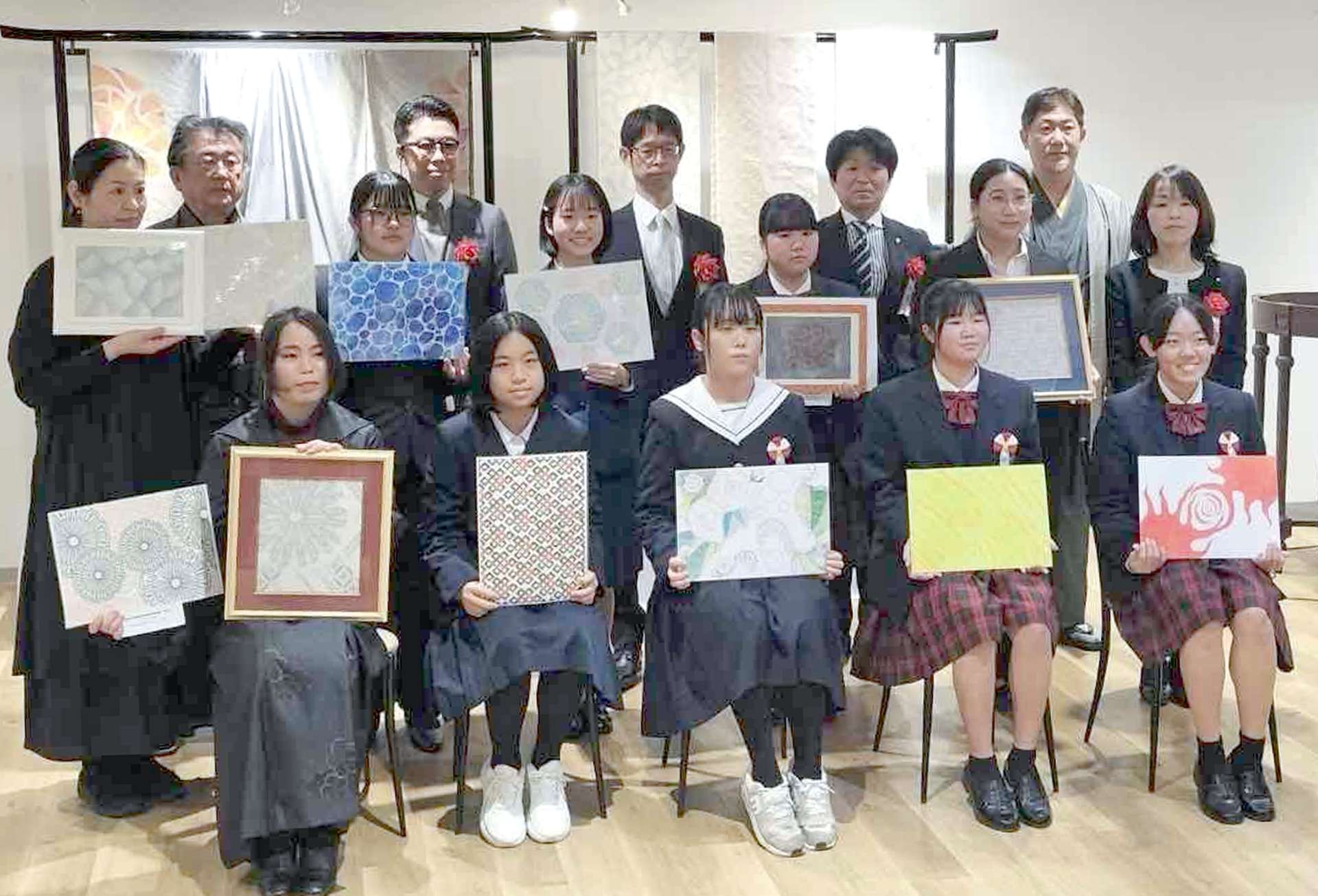 大島紬デザイン公募展で表彰を受けた入賞者ら＝８日、鹿児島市のマルヤガーデンズ（鹿児島ひっとべの会提供）