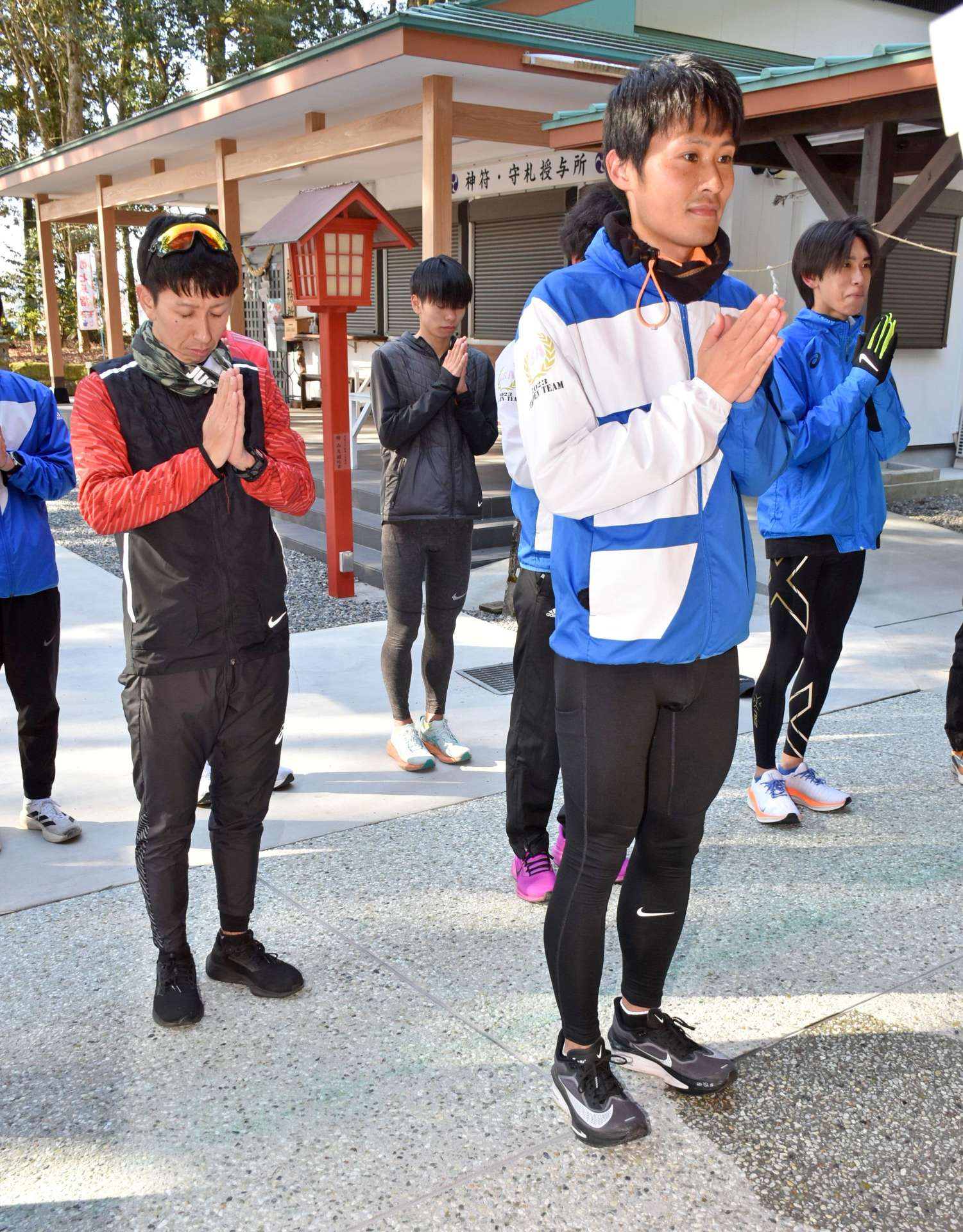 安全と快走を祈願する伊佐チーム＝９日、伊佐市の郡山八幡神社