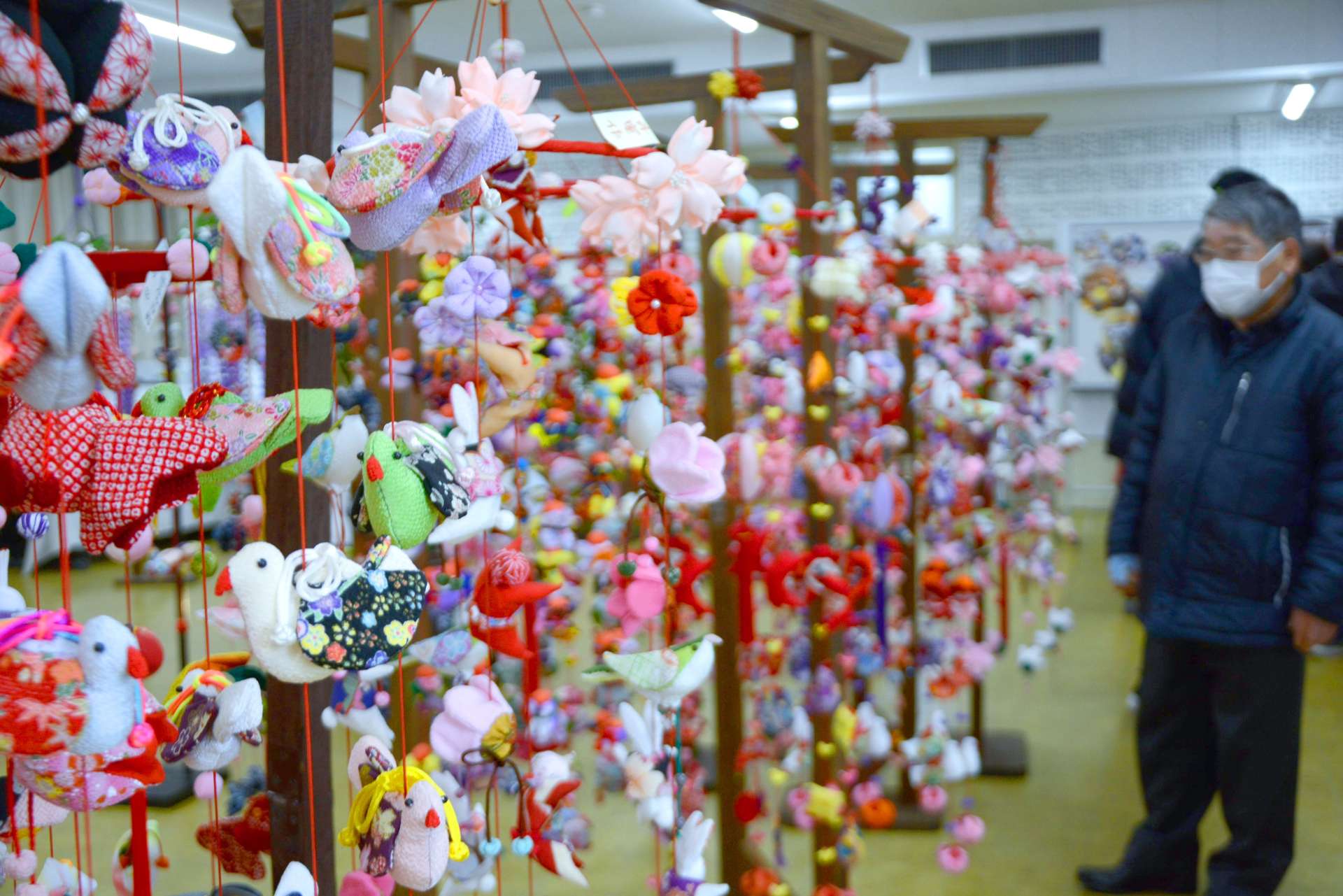 色とりどりの「ささ福かざり」が並ぶ会場＝さつま町宮之城屋地