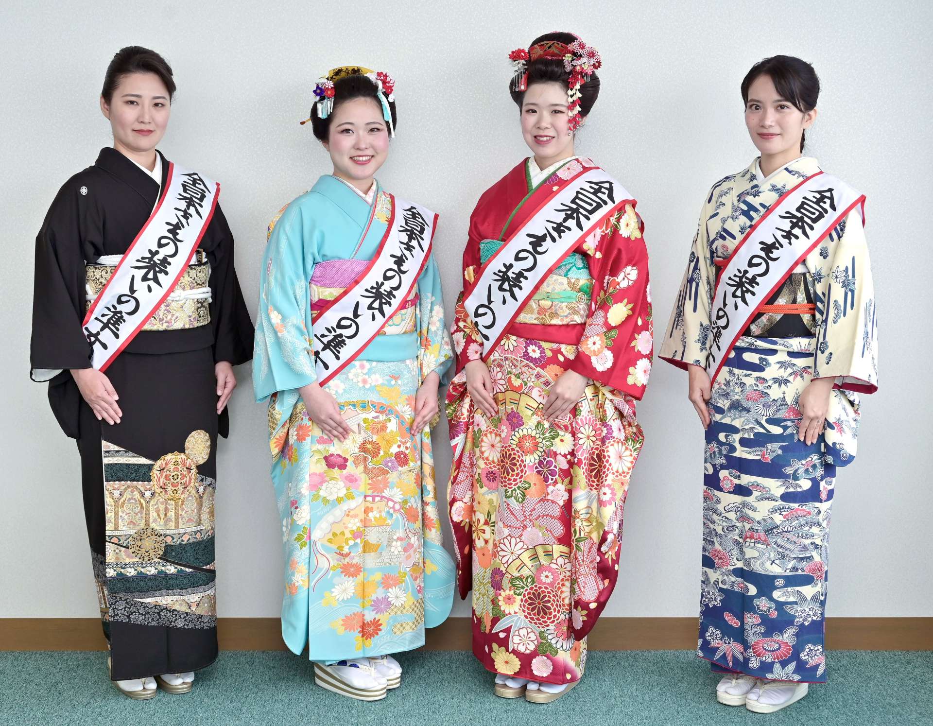 「きもの装いの女王」に輝いた鍋倉美佐貴さん（右から２番目）と上位入賞者＝１０日、鹿児島市の南日本新社
